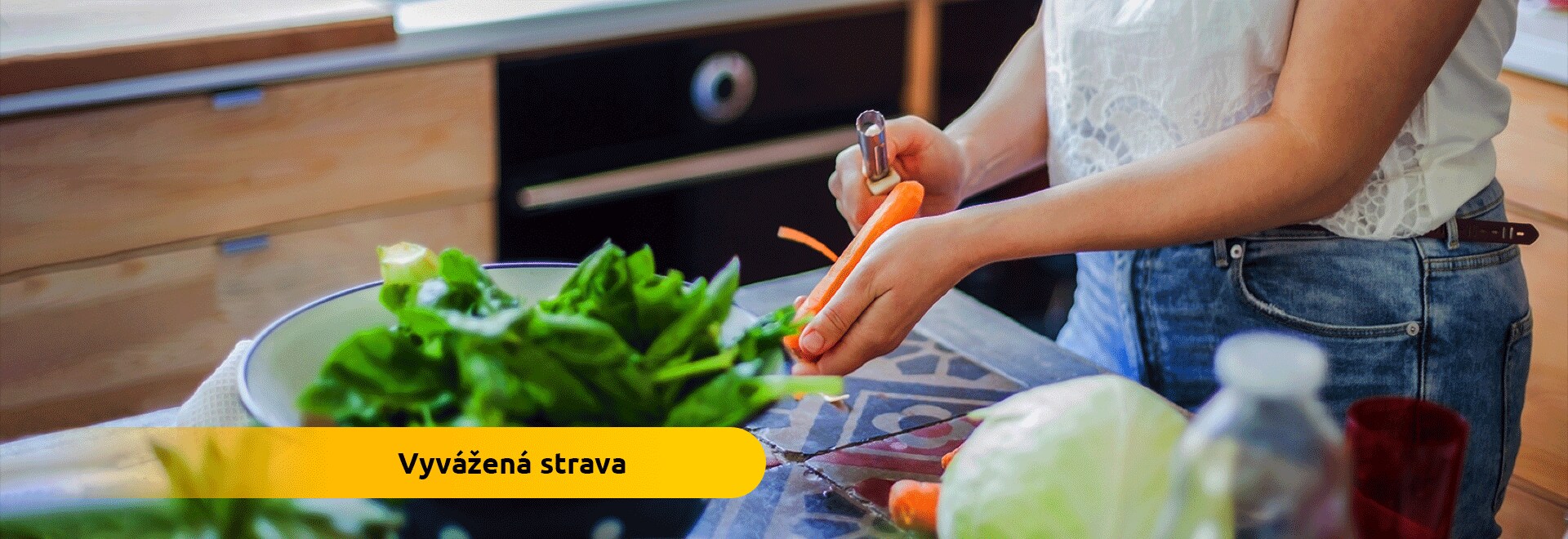 Žena pripravuje zdravé jedlo