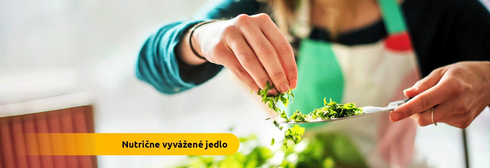 Žena koreniaca jedlo čerstvými bylinkami